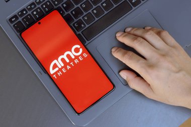 23 Temmuz 2024, Paraguay. Bu resimde AMC Entertainment Holding (AMC Theatres) logosu akıllı telefon ekranında gösterilir..