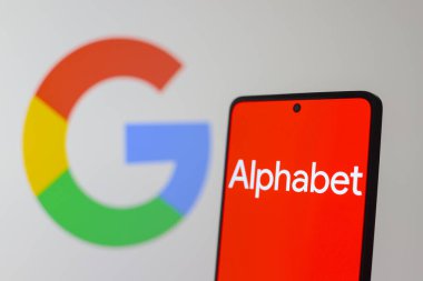 24 Temmuz 2024, Paraguay. Bu fotoğraf illüstrasyonunda, Alfabe Inc. logosu bir akıllı telefon ekranında ve Google logosu arka planda görüntülenir