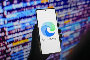 24 Temmuz 2024, Paraguay. Bu resimde, web tarayıcısı Microsoft Edge logosu bir akıllı telefon ekranında görüntülenir