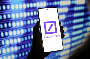 25 Temmuz 2024, Paraguay. Bu resimde, Deutsche Bank Aktiengesellschaft logosu akıllı telefon ekranında görüntülenir