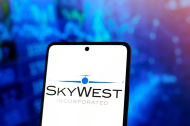 29 Temmuz 2024, Paraguay. Bu fotoğraf illüstrasyonunda, SkyWest, Inc. logosu akıllı telefon ekranında gösterilir