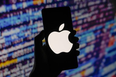 1 Ağustos 2024, Paraguay. Bu resimde, Apple logosu akıllı telefon ekranında gösteriliyor