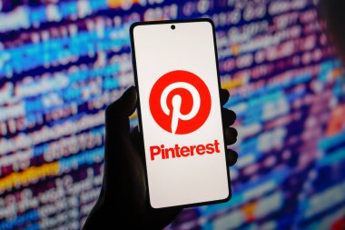 1 Ağustos 2024, Paraguay. Bu resimde, Pinterest logosu akıllı telefon ekranında gösteriliyor