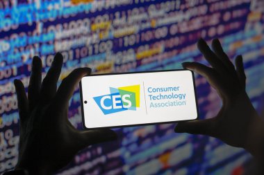 1 Ağustos 2024, Paraguay. Bu resimde, Tüketici Elektronik Gösterisi (CES) logosu akıllı telefon ekranında görüntülenir