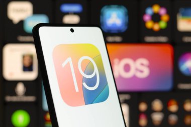 1 Ağustos 2024, Paraguay. Bu resimde, iOS 19 logosu akıllı telefon ekranında görüntülenir
