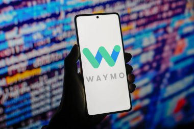 2 Ağustos 2024, Paraguay. Bu resimde, Waymo logosu akıllı telefon ekranında görüntülenir