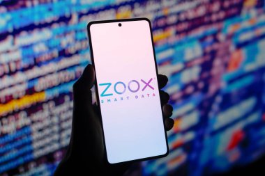 2 Ağustos 2024, Paraguay. Bu resimde, Zoox, Inc. logosu akıllı telefon ekranında görüntülenir