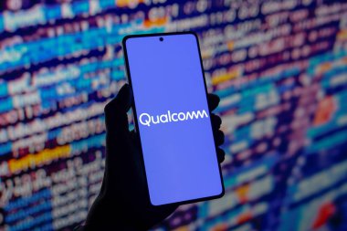 3 Ağustos 2024, Paraguay. Bu resimde, Qualcomm logosu akıllı telefon ekranında görüntülenir