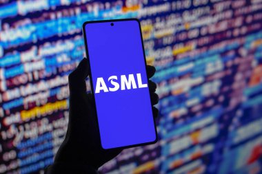 3 Ağustos 2024, Paraguay. Bu resimde, ASML Holding logosu akıllı telefon ekranında görüntülenir