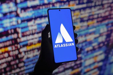 4 Ağustos 2024, Paraguay. Bu resimde, Atlassian Şirketi logosu akıllı telefon ekranında gösteriliyor.