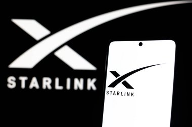 5 Ağustos 2024, Paraguay. Bu fotoğraf illüstrasyonunda, Starlink logosu akıllı telefon ekranında ve arka planda görüntülenir