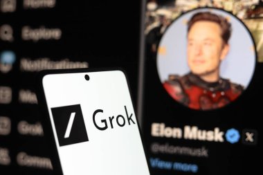 5 Ağustos 2024, Paraguay. Bu resimde Grok logosu arka planda sosyal ağ X 'in resmi profili olan Elon Musk' un akıllı telefonunda görüntülendi.