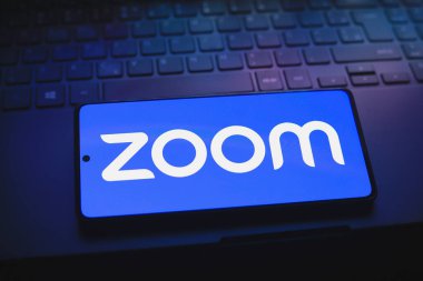 5 Ağustos 2024, Paraguay. Bu resimde, Zoom logosu akıllı telefon ekranında görüntülenir