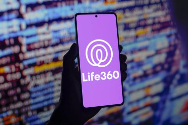 6 Ağustos 2024, Paraguay. Bu fotoğraf illüstrasyonunda, Life360, Inc. logosu akıllı telefon ekranında gösterilir