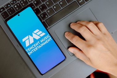12 Ağustos 2024, Paraguay. Bu resimde, Tencent Music Entertainment Group logosu bir akıllı telefon ekranında gösterilir.