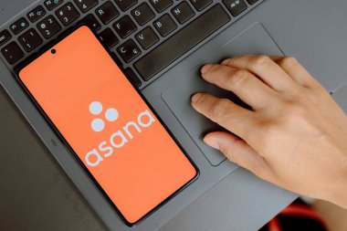 12 Ağustos 2024, Paraguay. Bu resimde, Asana, Inc. logosu akıllı telefon ekranında görüntülenir