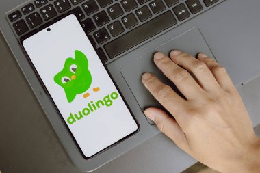 12 Ağustos 2024, Paraguay. Bu resimde, Duolingo, Inc. logosu akıllı telefon ekranında gösteriliyor