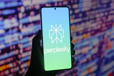 13 Ağustos 2024, Paraguay. Bu resimde, Karışıklık Yapay Zeka logosu akıllı telefon ekranında görüntülenir