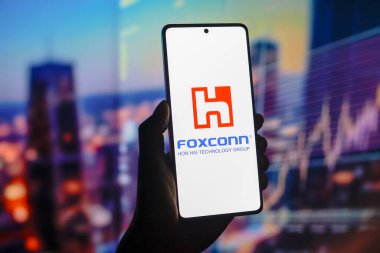 15 Ağustos 2024, Paraguay. Bu resimde, Foxconn Teknoloji Grubu (Hon Hai Precision Industry) logosu akıllı telefon ekranında gösterilir.