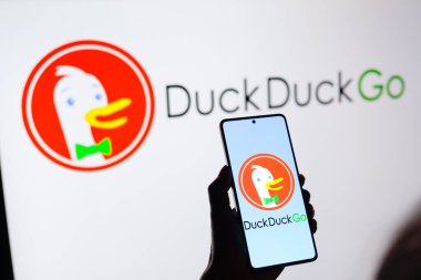 15 Ağustos 2024, Paraguay. Bu resimde, DuckDuckGo web tarayıcı logosu akıllı telefon ekranında ve arka planda görüntülenir