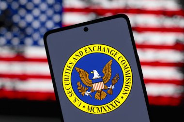 15 Ağustos 2024, Paraguay. Bu resimde, ABD Menkul Kıymetler ve Borsa Komisyonu (SEC) logosu akıllı telefon ekranında ve arka planda Amerika Birleşik Devletleri bayrağı (USA)