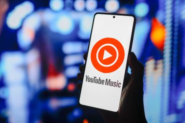 18 Ağustos 2024, Paraguay. Bu resimde, YouTube Müzik logosu akıllı telefon ekranında gösteriliyor