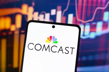 19 Ağustos 2024, Paraguay. Bu resimde Comcast Corporation logosu akıllı telefon ekranında görüntülenir.