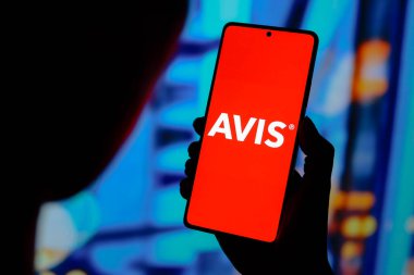23 Ağustos 2024, Paraguay. Bu resimde, Avis Kiralık Araba logosu akıllı telefon ekranında görüntülenir