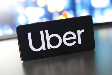 25 Ağustos 2024, Paraguay. Bu fotoğraf illüstrasyonunda, Uber Technologies Inc. logosu akıllı telefon ekranında görüntülenir