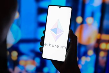26 Ağustos 2024, Paraguay. Bu resimde, Ethereum logosu akıllı telefon ekranında görüntülenir