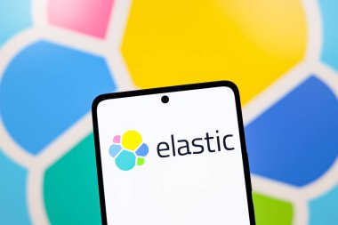 26 Ağustos 2024, Paraguay. Bu fotoğraf illüstrasyonunda, Elastik NV logosu bir akıllı telefon ve arka planda gösterilir.