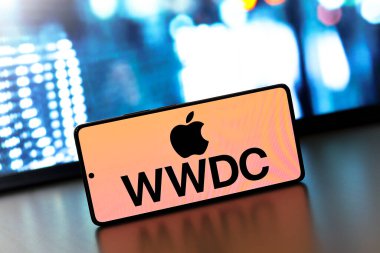 27 Ağustos 2024, Paraguay. Bu fotoğraf illüstrasyonunda, Apple Worldwide Developers Conference (WWDC) logosu akıllı telefon ekranında görüntülenir