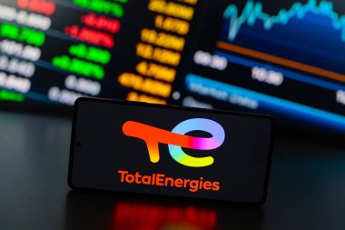 29 Ağustos 2024, Paraguay. Bu resimde, TotalEnergies logosu akıllı telefon ekranında görüntülenir