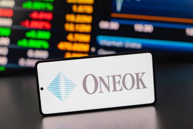29 Ağustos 2024, Paraguay. Bu resimde, Oneok, Inc. logosu akıllı telefon ekranında görüntülenir
