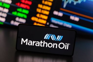 29 Ağustos 2024, Paraguay. Bu resimde, Marathon Petrol Şirketi logosu akıllı telefon ekranında gösteriliyor.