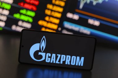 29 Ağustos 2024, Paraguay. Bu resimde, Gazprom logosu akıllı telefon ekranında gösteriliyor