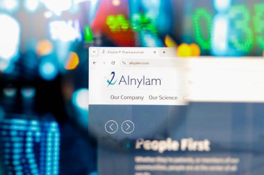 30 Ağustos 2024, Paraguay. Bu fotoğraf illüstrasyonunda, Alnylam Eczacılık, Inc. logosu bir büyüteçle bilgisayar ekranında gösteriliyor.
