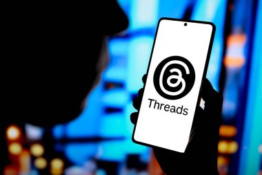 31 Ağustos 2024, Paraguay. Bu resimde, Tartışmalar logosu akıllı telefon ekranında görüntülenir