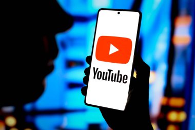 31 Ağustos 2024, Paraguay. Bu resimde, YouTube logosu akıllı telefon ekranında görüntülenir
