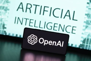 31 Ağustos 2024, Paraguay. Bu fotoğraf illüstrasyonunda, OpenAI logosu akıllı telefon ekranında görüntülenir ve arka planda yapay zeka metni gösterilir.