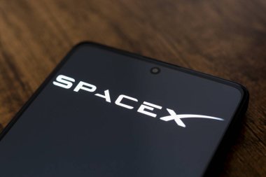 2 Eylül 2024, Paraguay. Bu resimde SpaceX (Space Exploration Technologies Corp.) logosu akıllı telefon ekranında gösterilir.