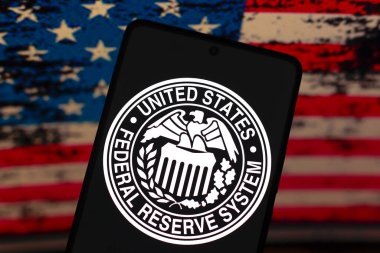 2 Eylül 2024, Paraguay. Bu resimde, ABD logosunun Federal Rezerv Sistemi (FED) akıllı telefon ekranında gösterilir.