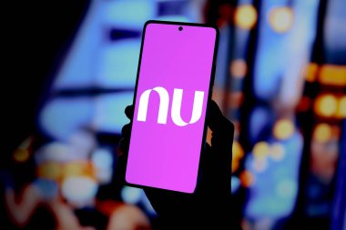 3 Eylül 2024, Paraguay. Bu resimde, Nu Holding (Nubank) logosu akıllı telefon ekranında gösterilir.