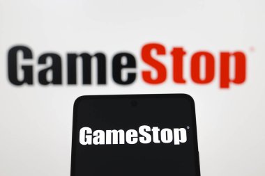 3 Eylül 2024, Paraguay. Bu resimde, GameStop logosu bir akıllı telefon ve arka planda görüntülenir