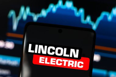 4 Eylül 2024, Paraguay. Bu resimde, Lincoln Electric Holding, Inc. logosu akıllı telefon ekranında gösteriliyor