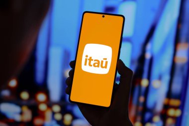 6 Eylül 2024, Paraguay. Bu resimde, Banco Ita S.A. logosu akıllı telefon ekranında gösterilir..