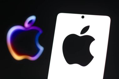 8 Eylül 2024, Paraguay. Bu resimde, Apple logosu akıllı telefon ekranında gösteriliyor
