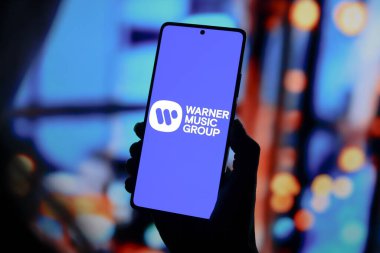 9 Eylül 2024, Paraguay. Bu resimde Warner Music Group (WMG) logosu bir akıllı telefon ekranında gösterilir.