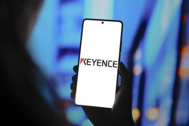 9 Eylül 2024, Paraguay. Bu resimde, Keyence logosu akıllı telefon ekranında görüntülenir