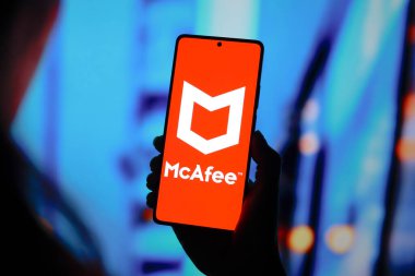 9 Eylül 2024, Paraguay. Bu resimde McAfee logosu akıllı telefon ekranında görüntülenir.